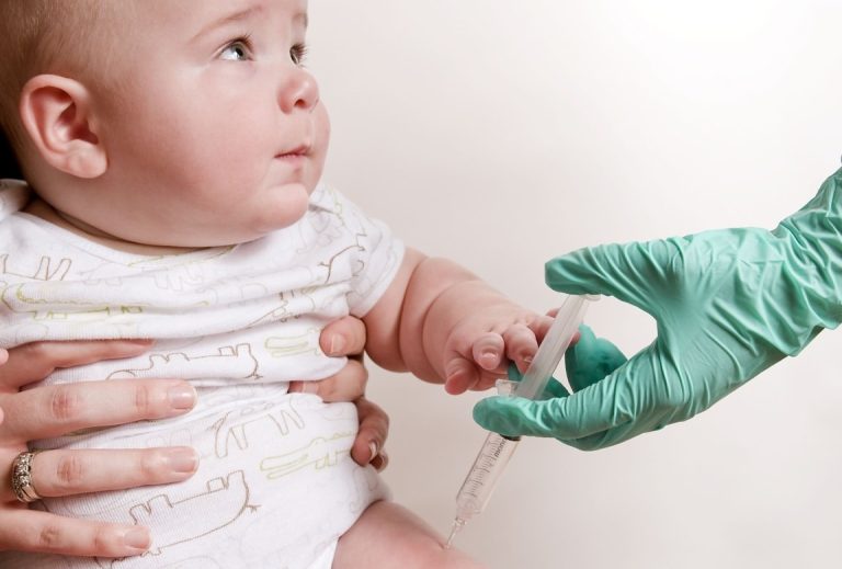 Kredittering: Amanda Mills: https://pixnio.com/fr/science-fr/la-science-medicale/bebe-vaccin-injection-muscle-intramusculaire-docteur