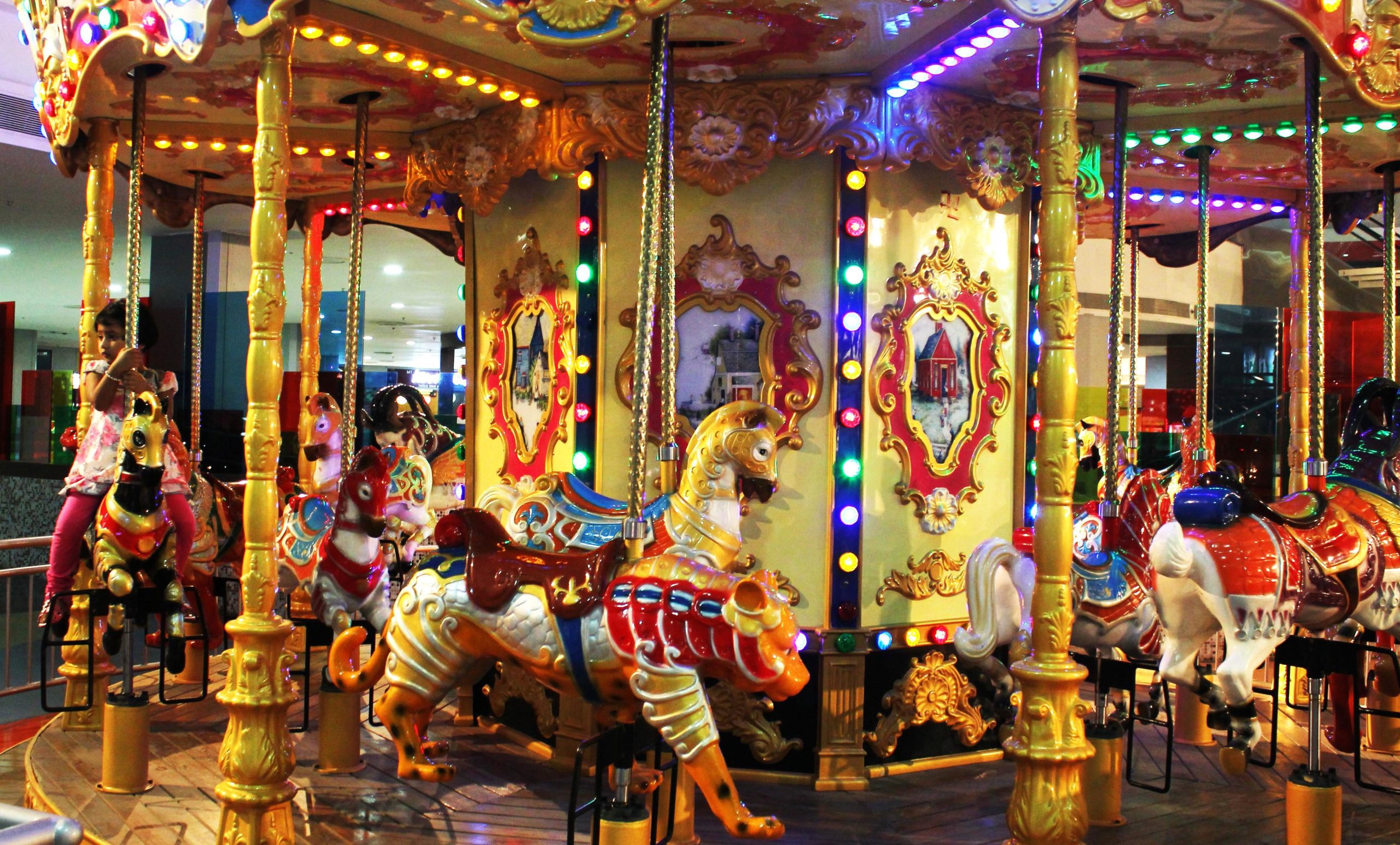 Foto: pixnio.com https://pixnio.com/no/personer/barn/fornoyelsespark-barn-karusellen-mekanisme-enhet
