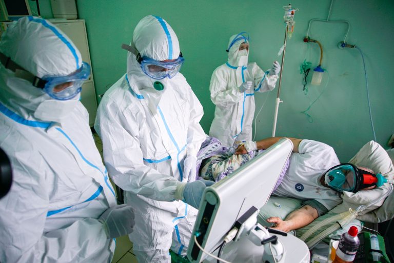 Bilde Wikimedia Commons: https://commons.wikimedia.org/wiki/File:COVID-19_patient_wearing_scuba_mask_in_absence_of_available_artificial_lung_ventilation._Chernivtsi,_Ukraine.jpg