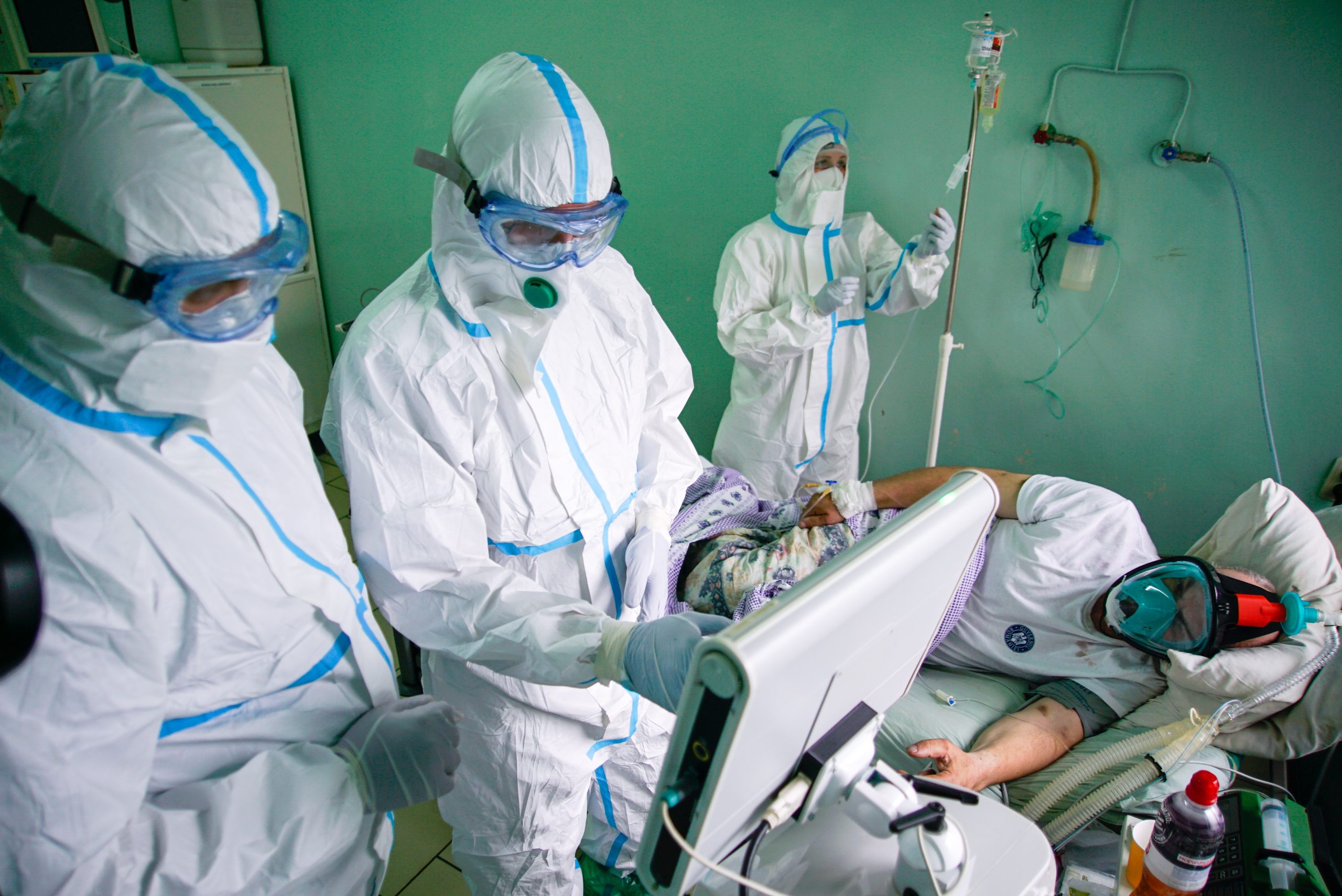 Bilde Wikimedia Commons: https://commons.wikimedia.org/wiki/File:COVID-19_patient_wearing_scuba_mask_in_absence_of_available_artificial_lung_ventilation._Chernivtsi,_Ukraine.jpg